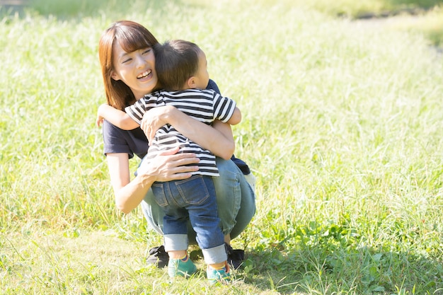 Junge und Mutter im Park