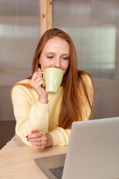 Junge und schöne Frau, die ein Online-Treffen hat