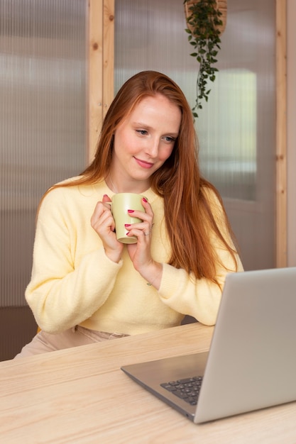 Foto junge und schöne frau mit online-meeting