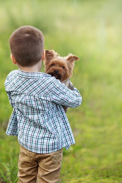 Junge und sein Hund