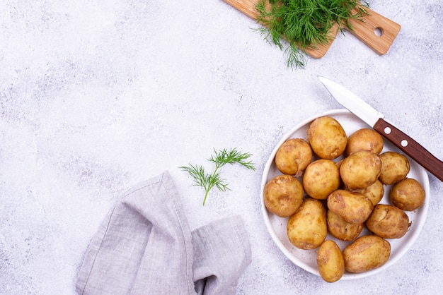 Junge ungekochte frische Kartoffel und Dill