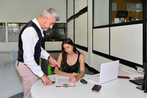 Junge Unternehmer, die im Büro arbeiten