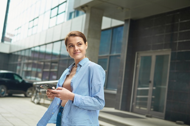 junge Unternehmerin, die Online-Banking nutzt, um Geld per Smartphone aus der Ferne zu überweisen