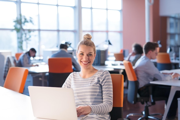 Junge Unternehmerin, Freiberuflerin, die mit einem Laptop im Coworking Space arbeitet