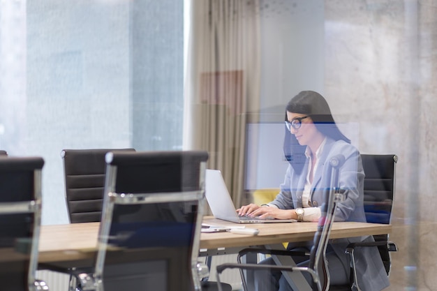 Junge Unternehmerin, Freiberuflerin, die mit einem Laptop im Coworking Space arbeitet