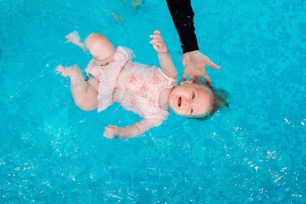 Junge Unterwasserfreunde im Schwimmbad