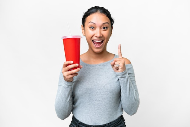 Junge uruguayische Frau hält Limonade vor isoliertem weißem Hintergrund und zeigt auf eine großartige Idee