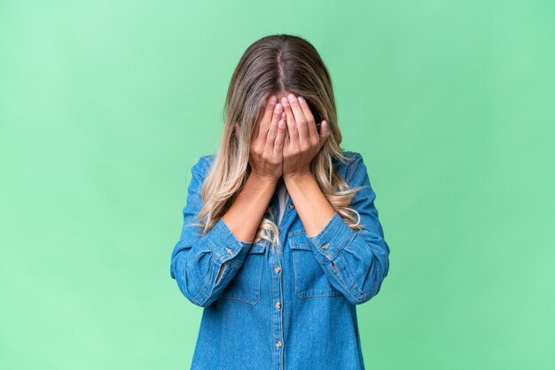 Junge uruguayische Frau mit einem müden und kranken Gesichtsausdruck über einem isolierten Hintergrund