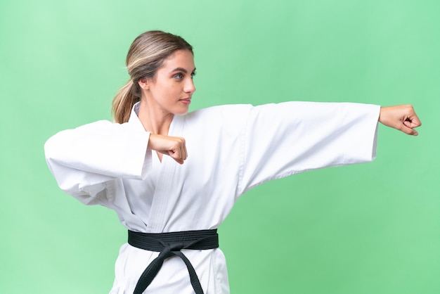 Junge uruguayische Frau mit isoliertem Hintergrund beim Karate