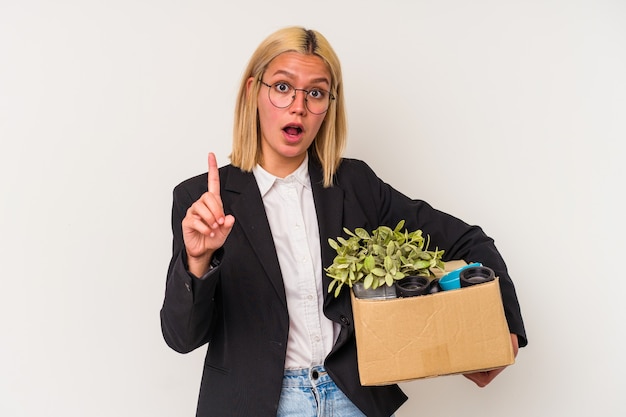 Foto junge venezolanische frau entlassen von der arbeit isoliert auf weißem hintergrund mit einer idee, inspirationskonzept.