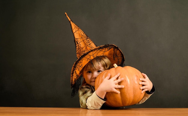 Junge verkleidete Süßes oder Saures Kind mit Kürbis-Halloween-Party-Kind Süßes oder Saures Vorbereitung