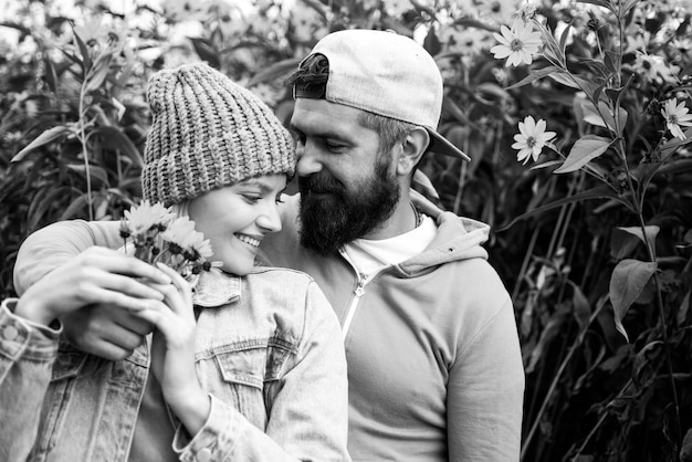 Junge verliebte Paare umarmen sich im Herbstpark mit Flovers Liebesgeschichte