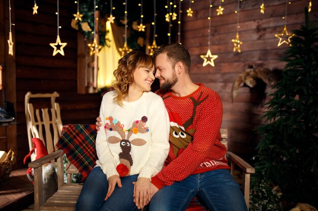 Junge verliebte Paare verbringen die Weihnachtsnacht zusammen und genießen sich gegenseitig.