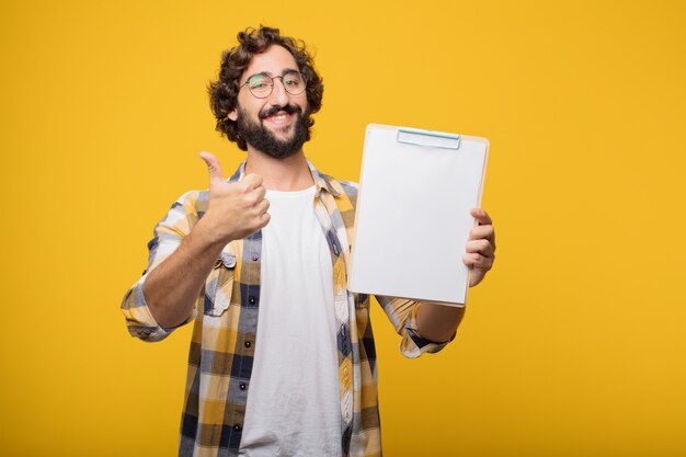 Junge verrückte verrückte Manndummkopfhaltung, die ein Plakat hält