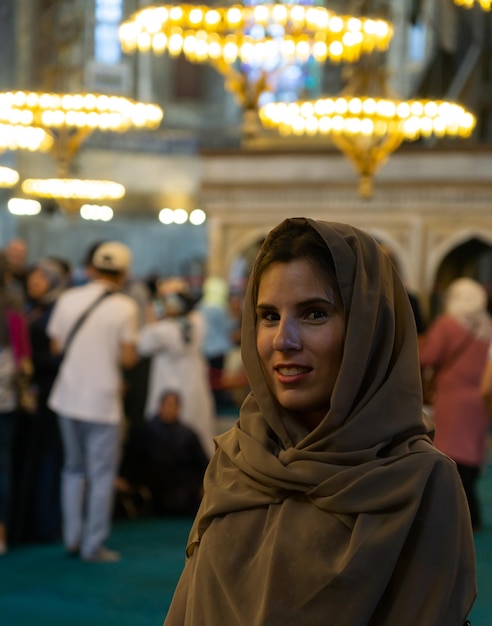 Junge verschleierte weibliche Touristen, die das Innere der Moschee Hagia Sophia besuchen