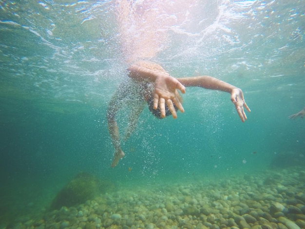 Junge versinkt im Wasser