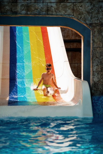 Junge viel Spaß im Wasserpark