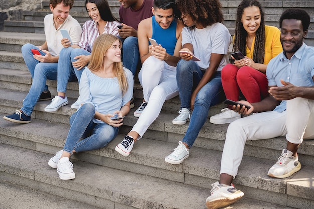 Junge, vielfältige Menschen, die Mobiltelefone im Freien in der Stadt benutzen - Hauptaugenmerk auf das Gesicht des schwulen Mannes