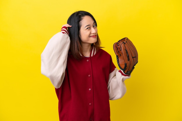 Junge vietnamesische Spielerfrau mit Baseballhandschuh isoliert auf gelbem Hintergrund mit Zweifeln