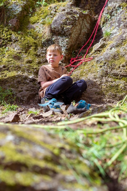 Junge von acht Jahren in der Natur im Frühjahr