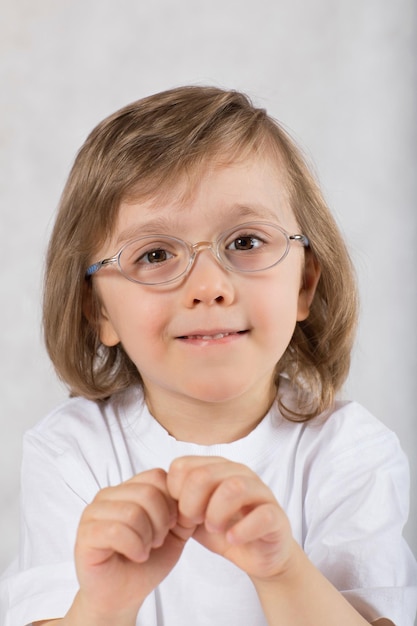 Junge von fünf Jahren mit Brille. Nahaufnahme