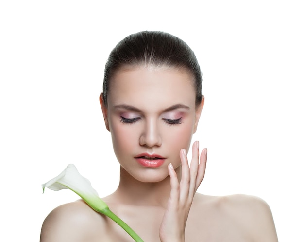Junge vorbildliche Frau mit der Blume lokalisiert auf weißem Hintergrund Perfektes weibliches Gesicht mit gesunder Hautnahaufnahme