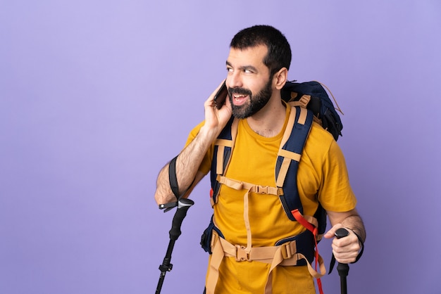 Junge Wanderfrau über isoliertem Hintergrund