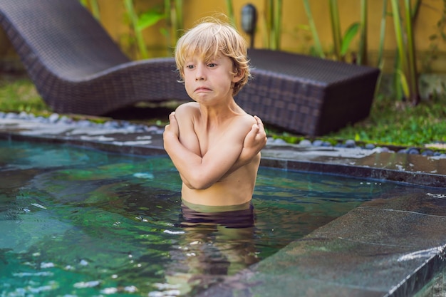 Junge war im Pool eingefroren. Sehr kaltes Wasser im Pool. Benötigen Sie beheiztes Wasser