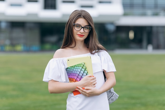 Junge weibliche Collegejugendlich-Studentenmädchenaufstellung im Freien