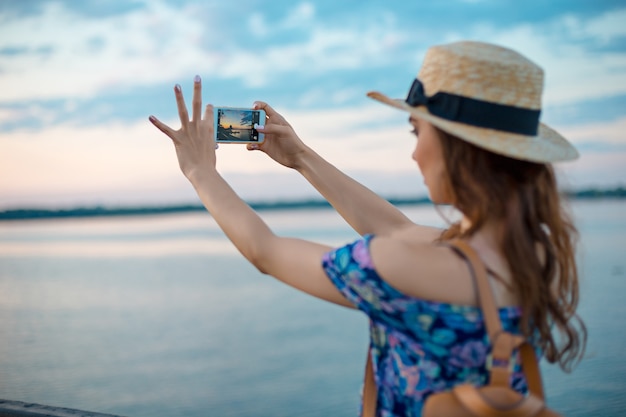 Junge weibliche Reisende, die Fotos von großartiger Aussicht auf die Stadt machen