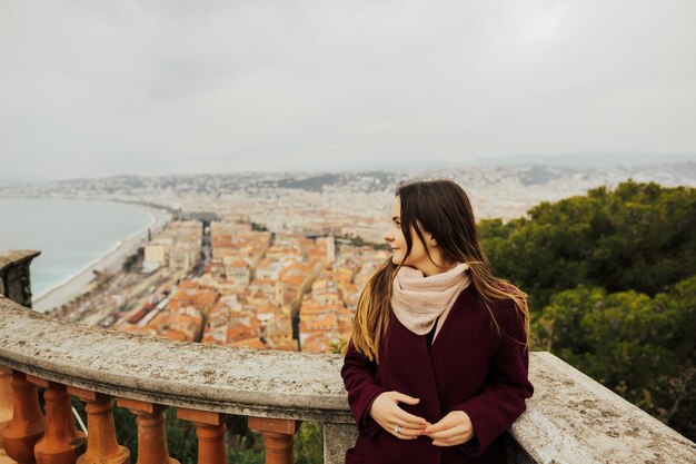 Junge weibliche Reisende, die großen Blick auf die Stadt Nizza, Frankreich genießt.