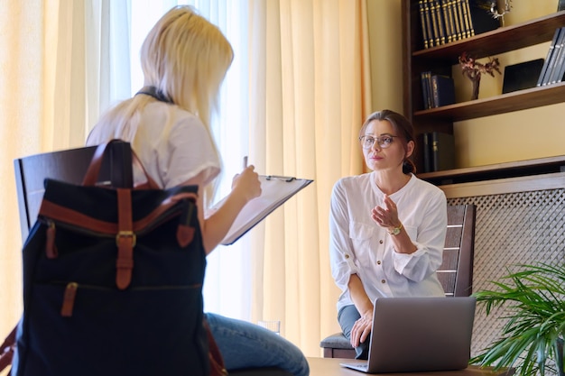 Junge weibliche Teenager auf Therapie in der Praxis eines Psychologen