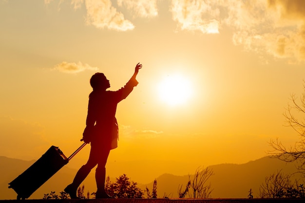 Junge weibliche Touristen mit Gepäck bei Sonnenuntergang