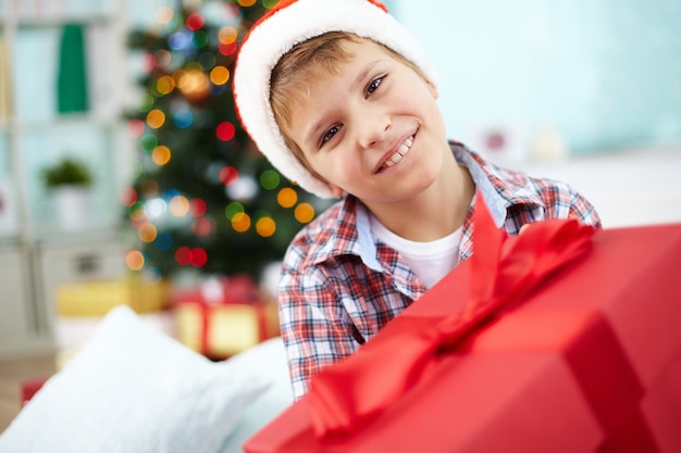 Junge Weihnachten positiv suchen Jahr