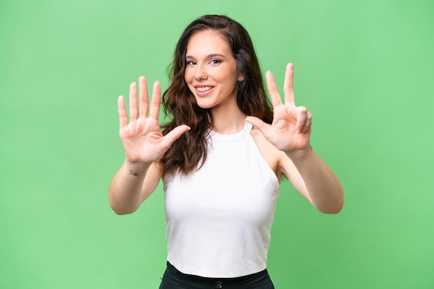 Junge weiße Frau isoliert über isoliertem Hintergrund zählt acht mit den Fingern