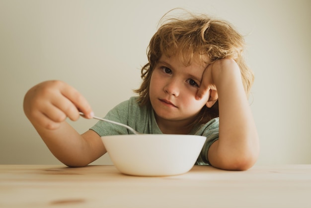 Junge will keine Nudeln mit Schnitzel essen. Kleiner Junge will nicht essen.