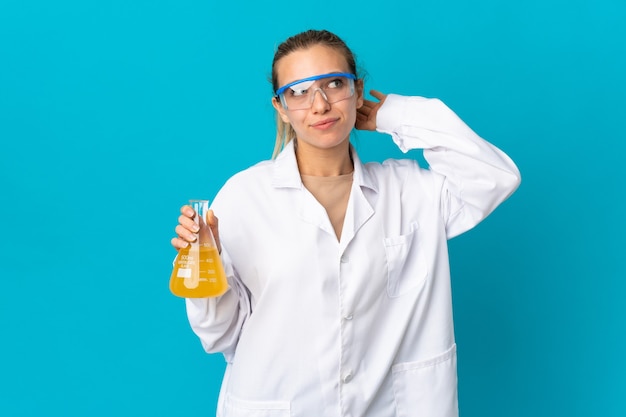 Foto junge wissenschaftsfrau isoliert auf blau