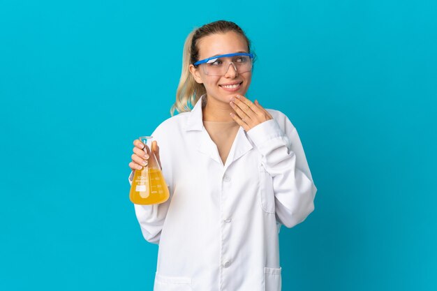 Foto junge wissenschaftsfrau isoliert auf blau