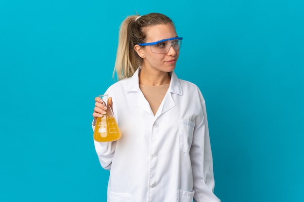 Foto junge wissenschaftsfrau isoliert auf blau