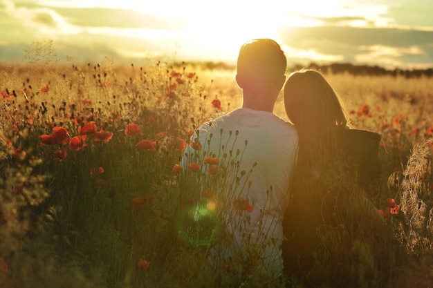 Foto junge youole auf dem feld gegen den himmel bei sonnenuntergang