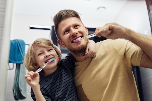 Junge Zähneputzen mit Papa