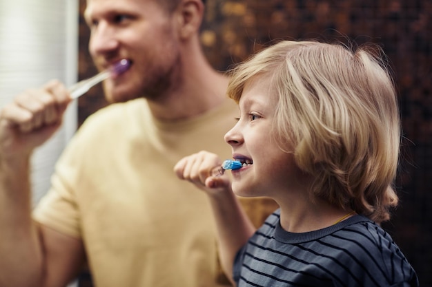 Junge Zähneputzen mit Vater