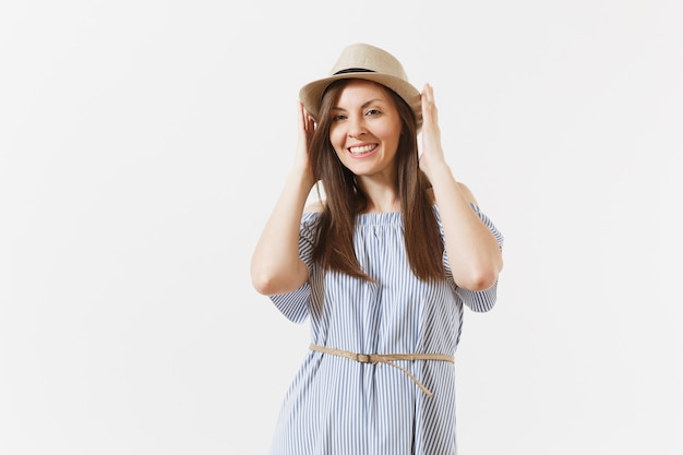 Junge zarte elegante charmante Frau gekleidet blaues Kleid, süßer Hut mit langen brünetten Haaren posiert isoliert auf weißem Hintergrund. Menschen, aufrichtige Emotionen, Lifestyle-Konzept. Werbefläche. Platz kopieren.