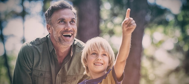 Junge zeigt Vater etwas beim Wandern im Wald