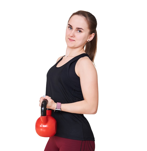 Junge zierliche Frau führt eine Übung mit Kettlebell durch, isoliert auf weißem Hintergrund