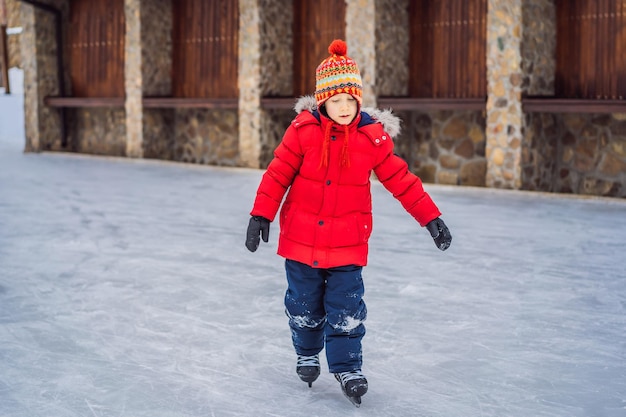 Junge zum ersten Mal Eislaufen