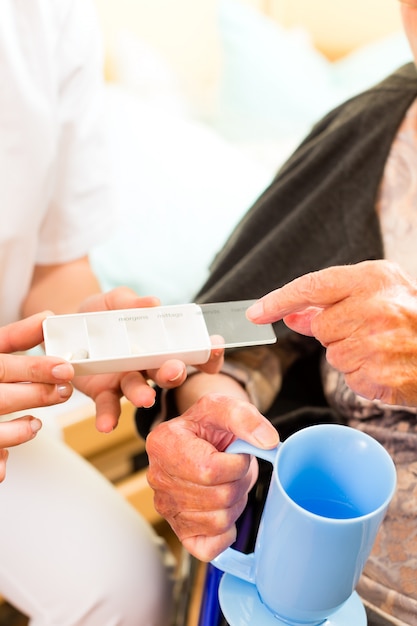 Jungekrankenschwester und weiblicher Senior im Pflegeheim