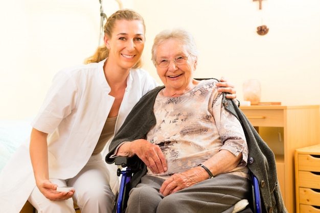 Foto jungekrankenschwester und weiblicher senior im pflegeheim