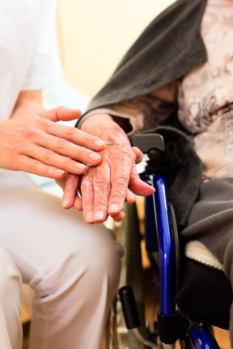 Foto jungekrankenschwester und weiblicher senior im pflegeheim