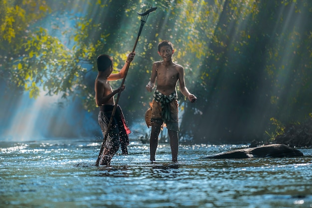 Jungen Angeln im Fluss, Landschaft, Thailand,